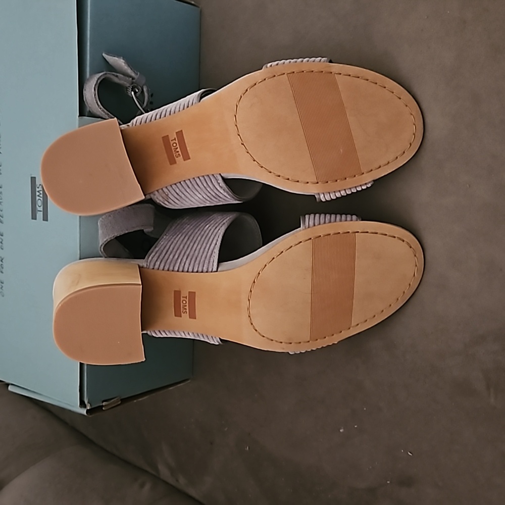Toms Poppy shoes! - Picture 2 of 4